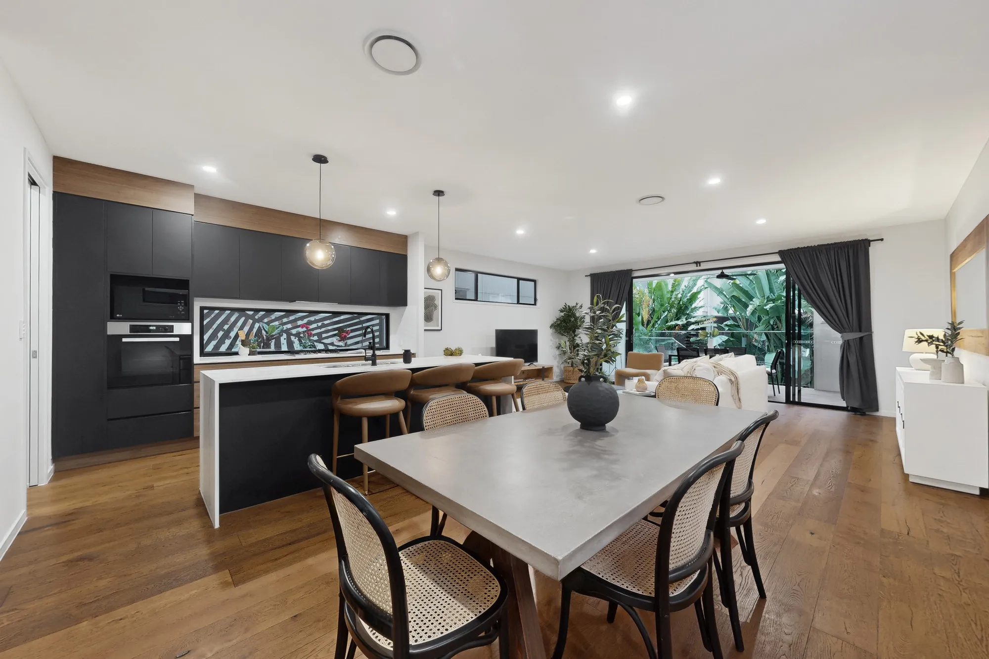 2/62 Jamieson Street, Bulimba — interior view 1