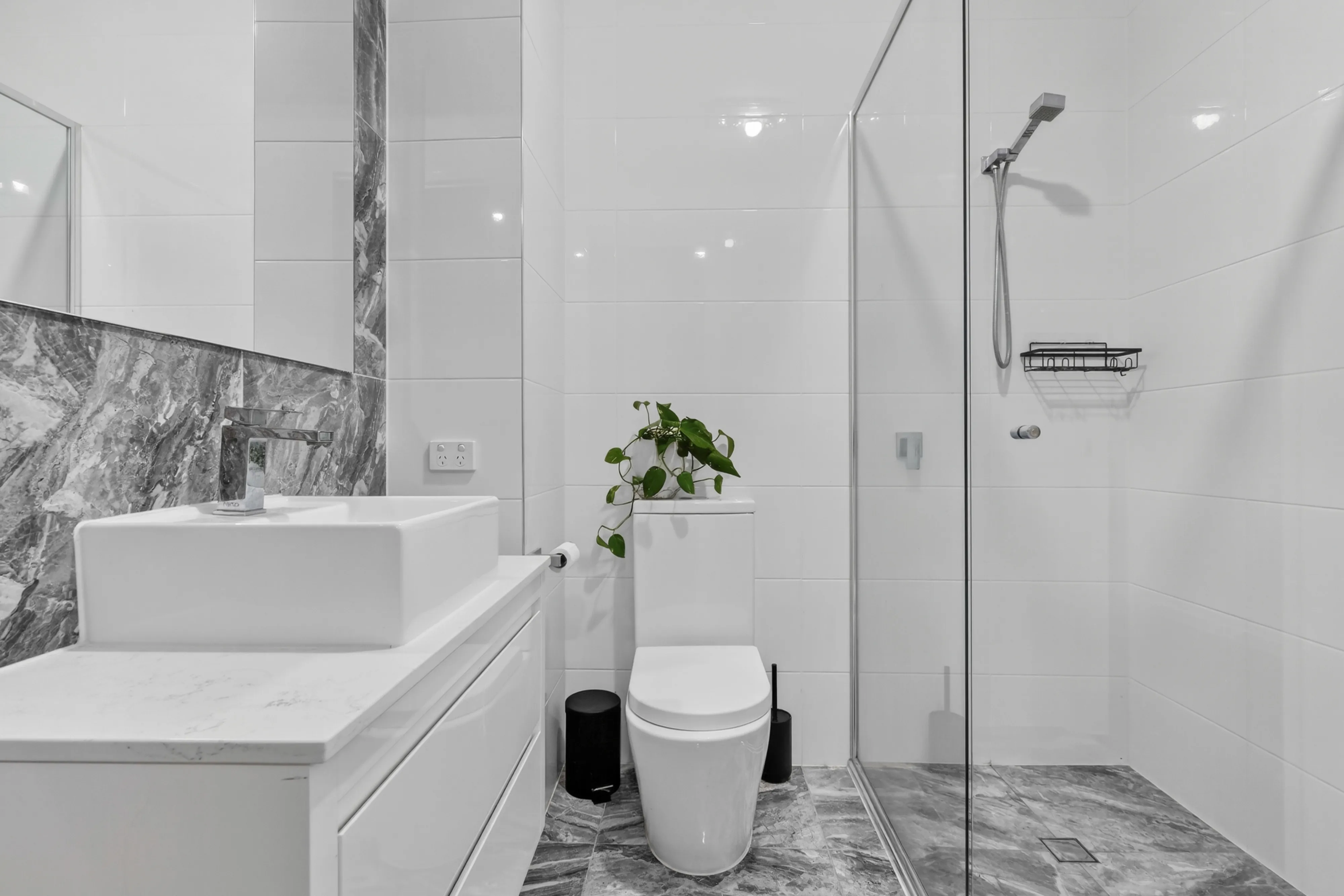 2/62 Jamieson Street, Bulimba — interior view 4